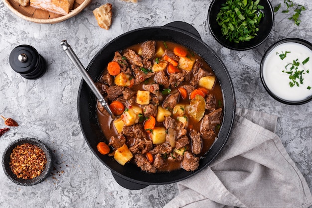 Foto gratuita delicioso goulash listo para cenar