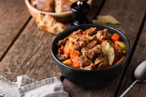 Foto gratuita delicioso goulash listo para cenar