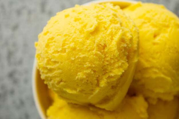 Delicioso helado amarillo en taza