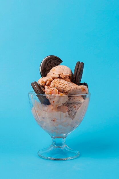 Delicioso helado con arreglo de galletas