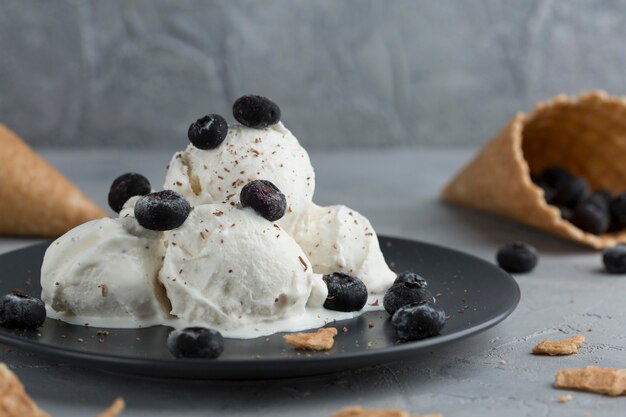 Delicioso helado con bayas azules