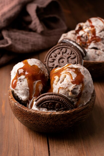 Delicioso helado y galletas de alto ángulo.