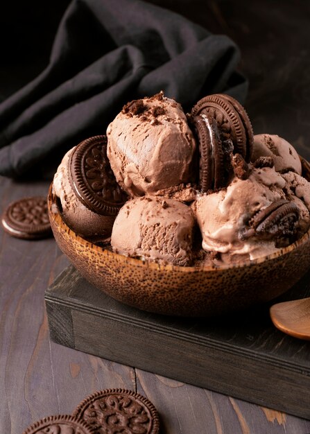 Delicioso helado y galletas de alto ángulo.