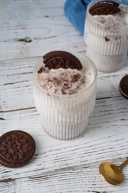 Delicioso helado y galletas en ángulo alto de mesa