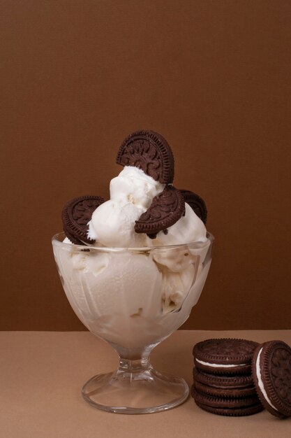 Delicioso helado con galletas en taza