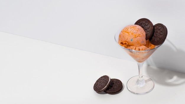 Delicioso helado y galletas en taza