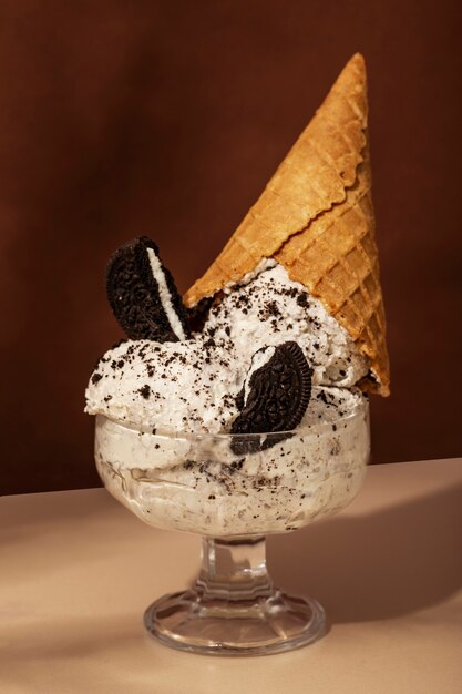 Delicioso helado con galletas en vaso