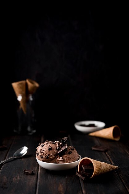 Delicioso helado en la mesa