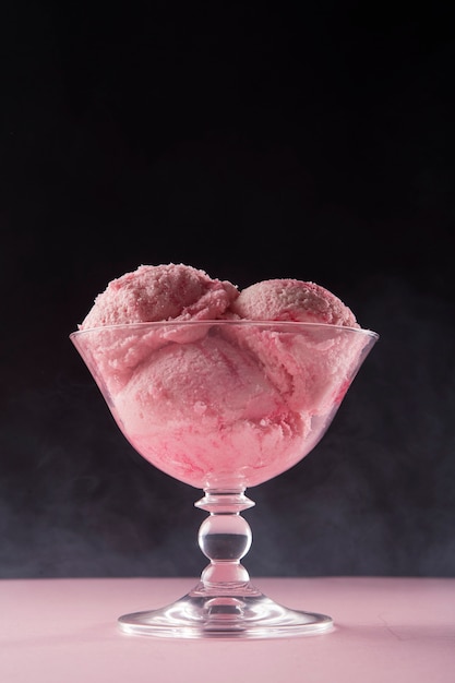 Delicioso helado rosa bodegón