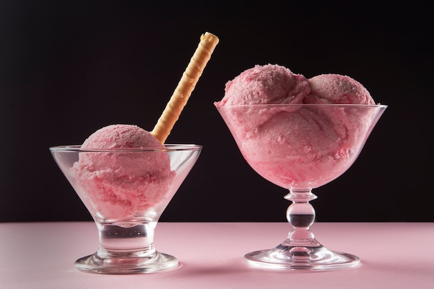 Foto gratuita delicioso helado rosa bodegón