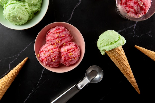 Foto gratuita delicioso helado rosa y verde bodegón