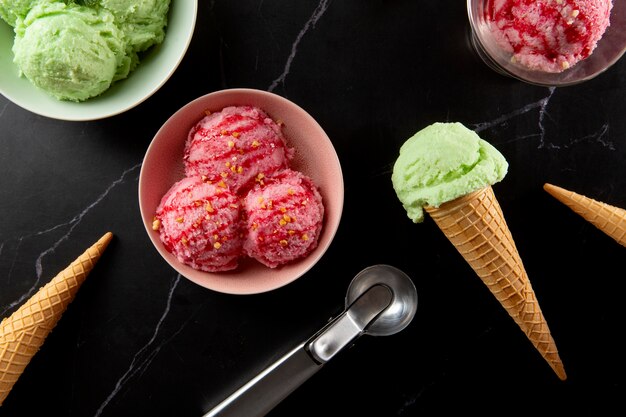 Delicioso helado rosa y verde bodegón