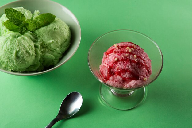 Foto gratuita delicioso helado rosa y verde bodegón