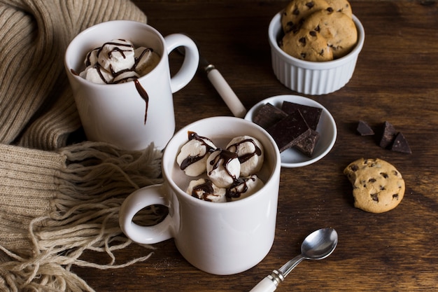 Foto gratuita delicioso helado en tazas