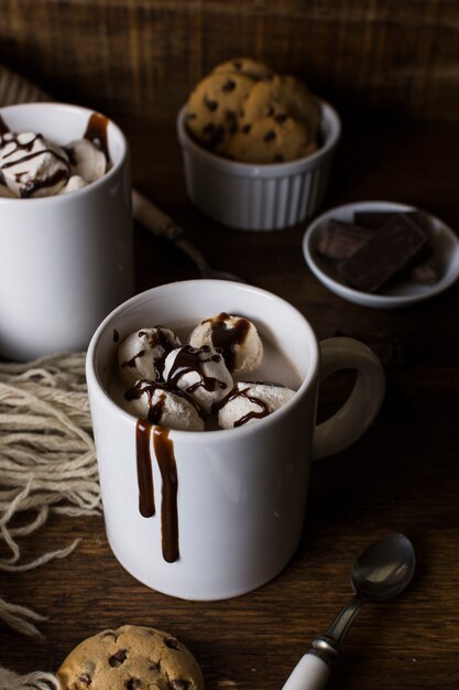 Delicioso helado en tazas