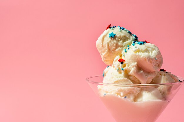 Delicioso helado en vaso de vidrio