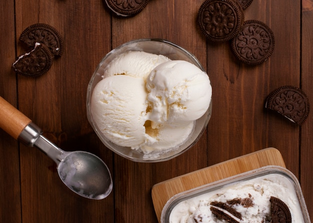 Delicioso helado con vista superior de galletas