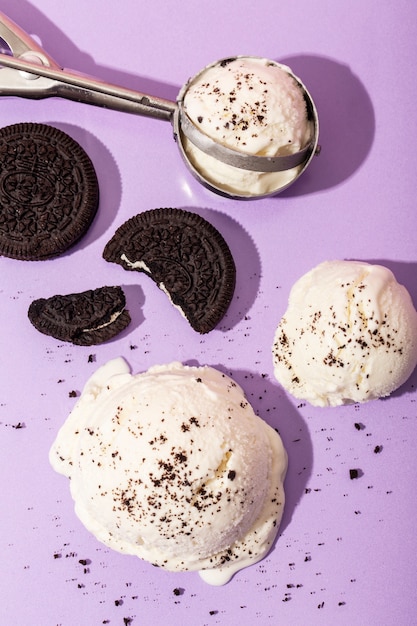 Delicioso helado con vista superior de galletas