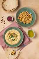 Foto gratuita delicioso hummus en un plato bodegón endecha plana