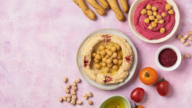 Delicioso hummus en plato vista superior