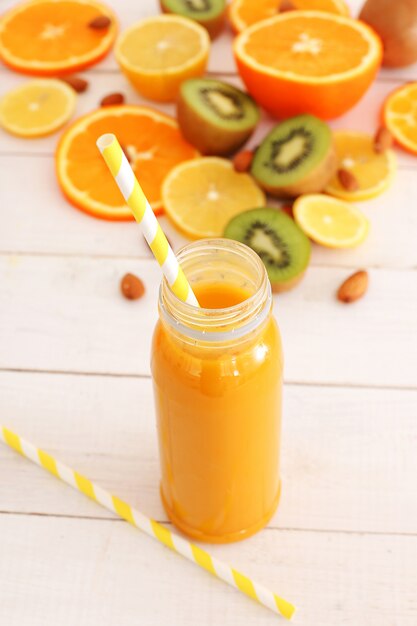 Delicioso jugo de frutas hecho de naranja y kiwi