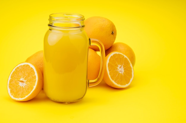 Delicioso jugo hecho de naranjas