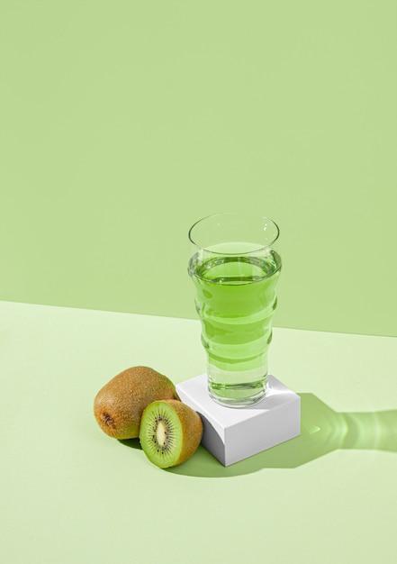 Foto gratuita delicioso jugo de kiwi de alto ángulo