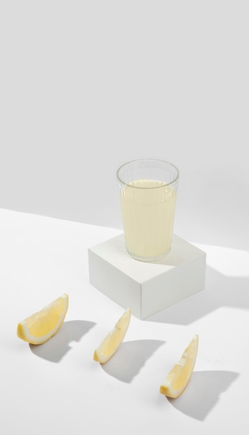 Foto gratuita delicioso jugo de limón vaso alto ángulo