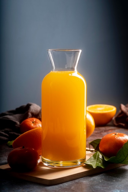 Delicioso jugo de naranja en botella