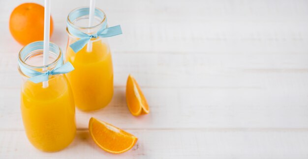 Delicioso jugo de naranja casero con espacio de copia