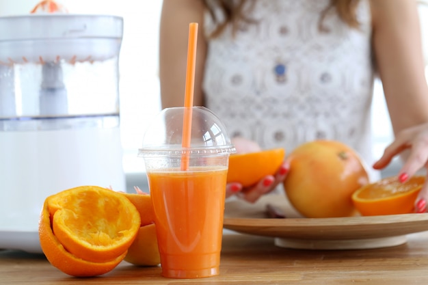 Foto gratuita delicioso jugo de naranja