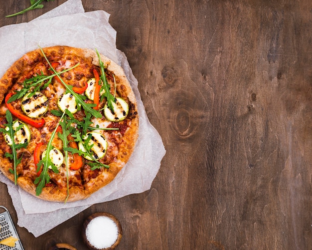 Foto gratuita delicioso marco de pizza de rúcula