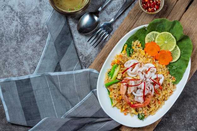 Delicioso marisco arroz frito con camarones, huevos y cebolletas con sopa.