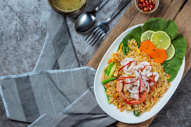 Delicioso marisco arroz frito con camarones, huevos y cebolletas con sopa.