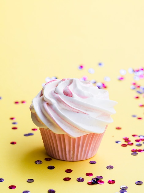 Delicioso muffin de cumpleaños y confeti