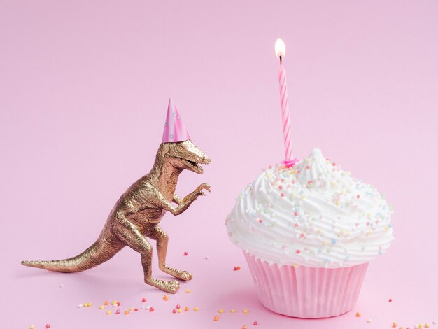 Delicioso muffin de cumpleaños y dinosaurio