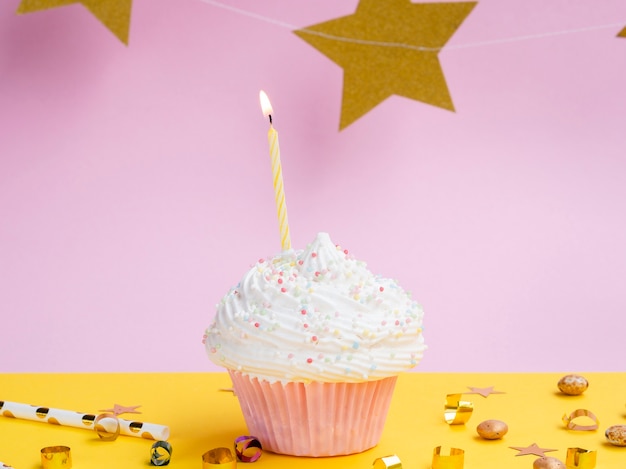 Delicioso muffin de cumpleaños con estrellas doradas