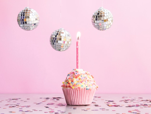 Foto gratuita delicioso muffin de cumpleaños con globos de discoteca