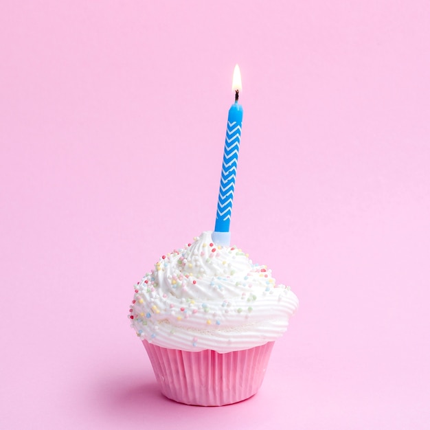 Delicioso muffin de cumpleaños con vela azul