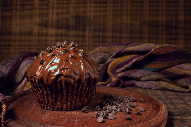 Delicioso muffin de primer plano con chips de chocolate