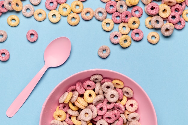 Delicioso y nutritivo medio tazón de bucles de cereales de frutas.