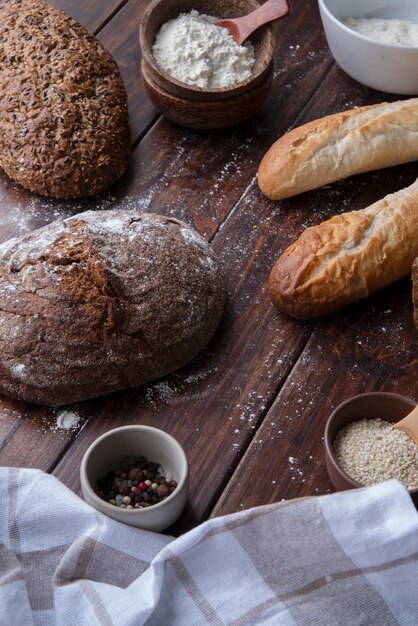 Delicioso pan de alto ángulo en la mesa