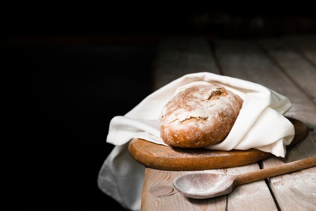 Delicioso pan casero en una mesa