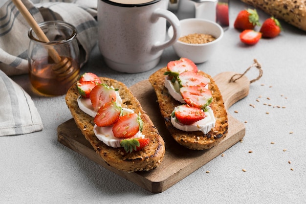 Delicioso pan con fresa y miel.