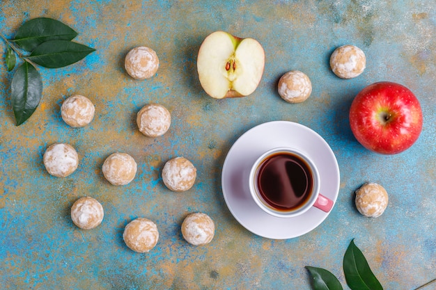 Delicioso pan de jengibre ruso tradicional con manzana, vista superior