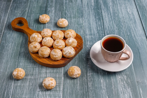 Delicioso pan de jengibre ruso tradicional con manzana, vista superior