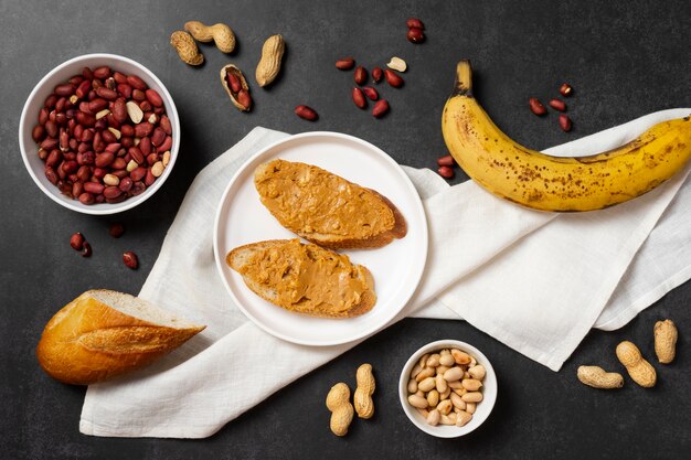 Foto gratuita delicioso pan con mantequilla de maní crujiente