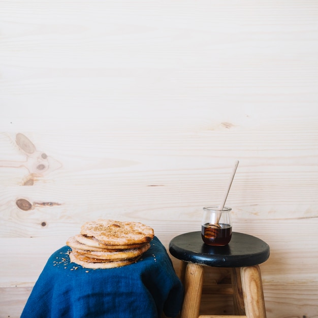 Foto gratuita delicioso pan y miel en la composición