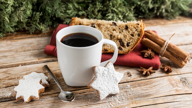 Delicioso pan navideño de alto ángulo