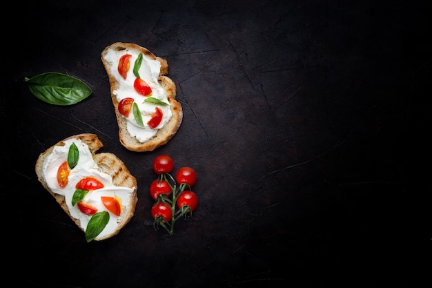 Delicioso pan con queso y tomate.